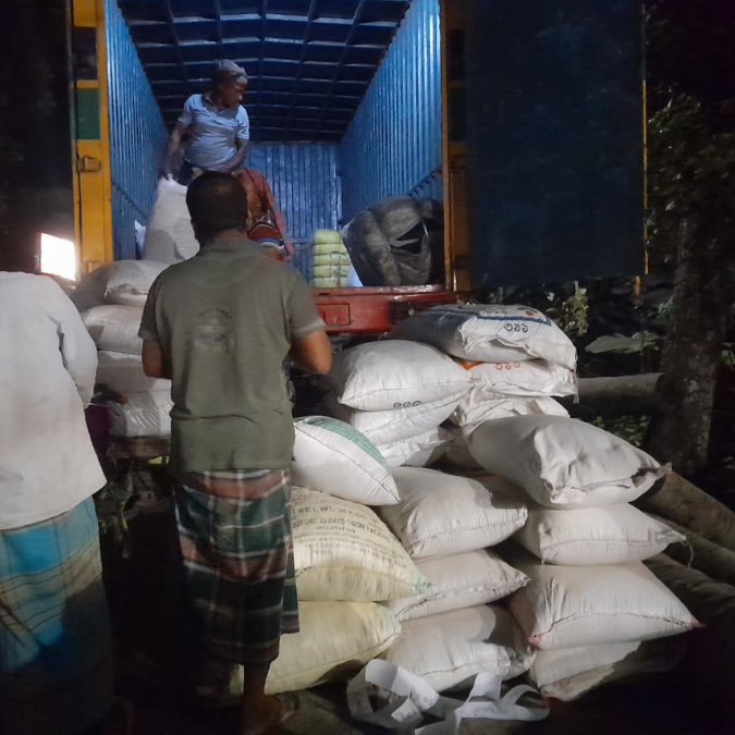 প্যাকেটজাত বাদামের খৈল, ডেলিভারির জন্য প্রস্তুত